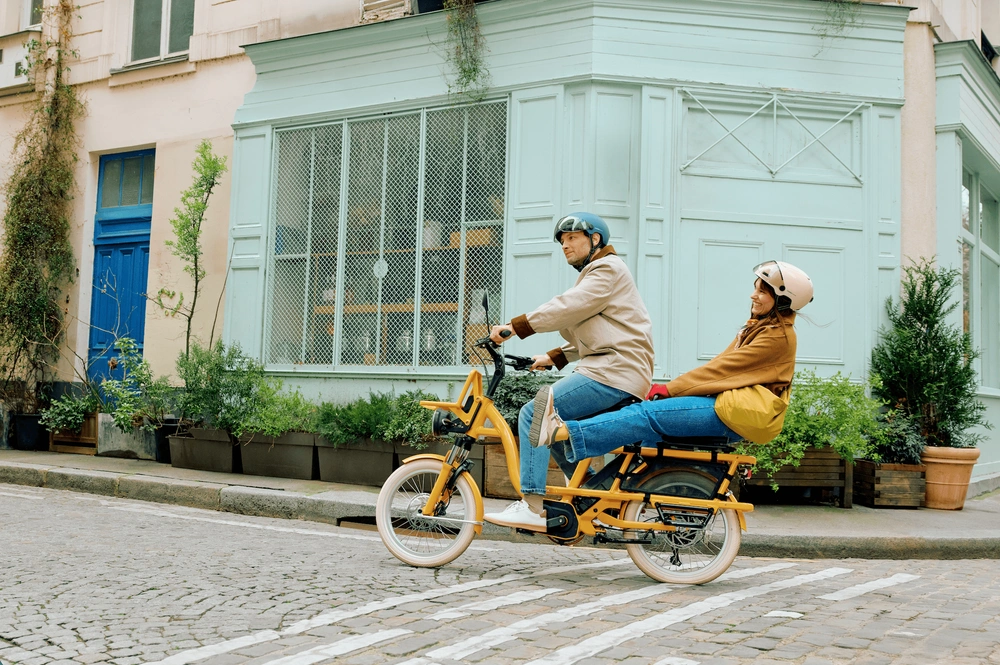 Femme et Homme sur un vélo