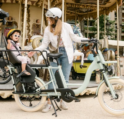 Comment transporter un bébé en vélo cargo en toute sécurité ?