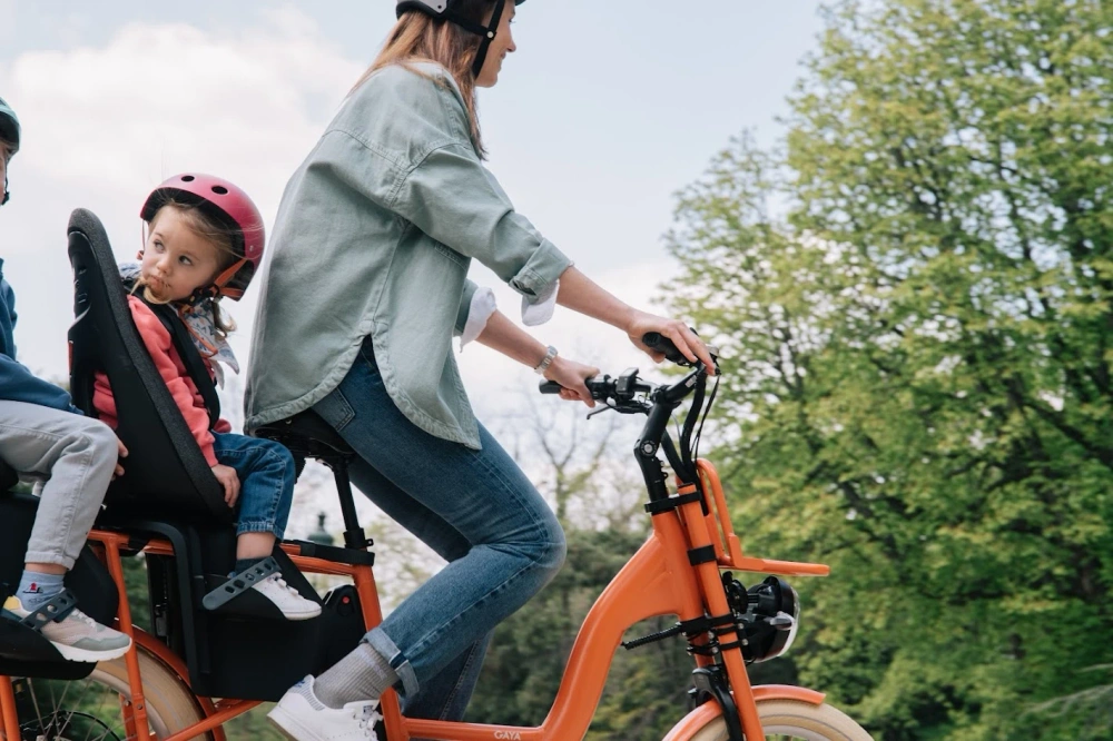 Vélo sur le trottoir : que dit le Code de la route ?